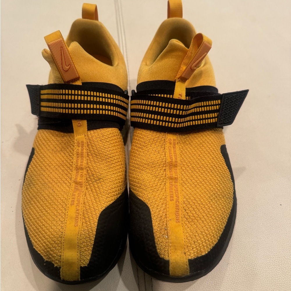 Bright gold men, size 12 Nike training sneakers
